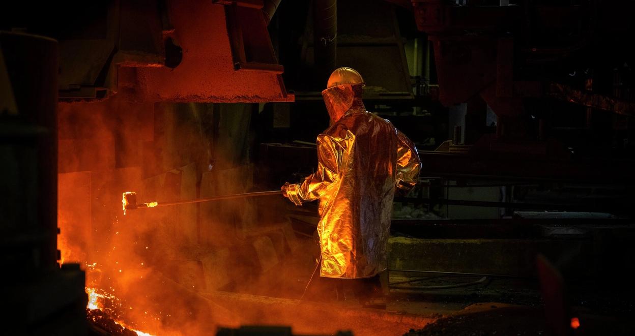 Arbeider på smelteverk smelter metall