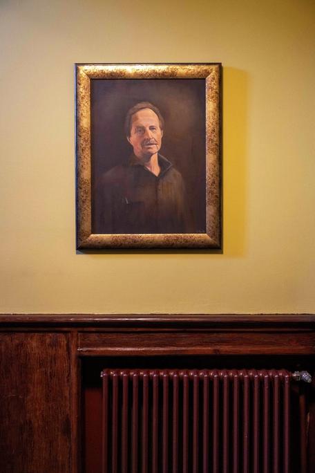 Et maleri henger på veggen.