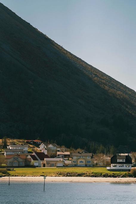 Lovund. Den idylliske øya Lovund. Et svært fjell, fem hundre innbyggere, lakseoppdrett og en bråte med lundefugler.