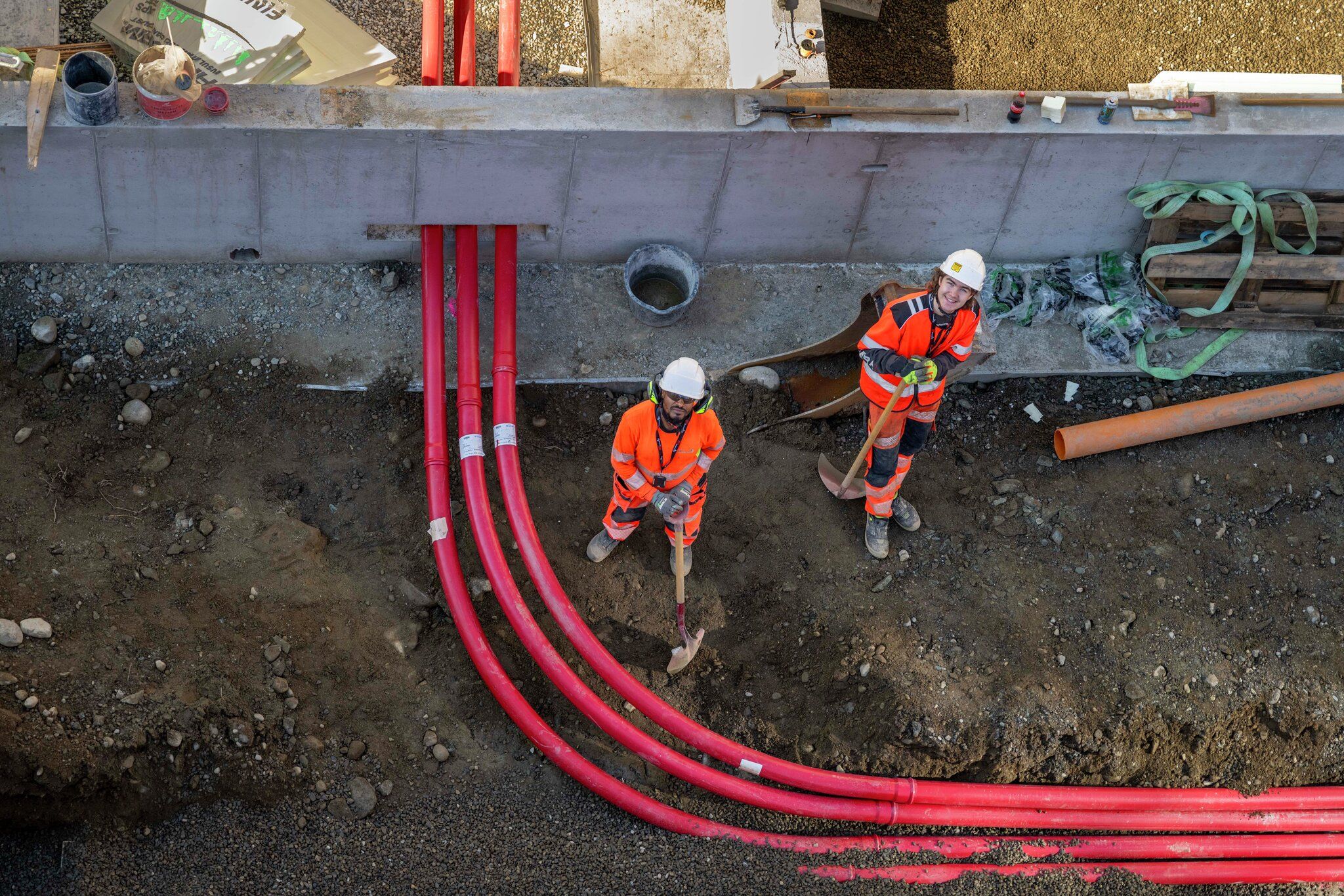 Arbeidere på anleggsplass sett ovenfra