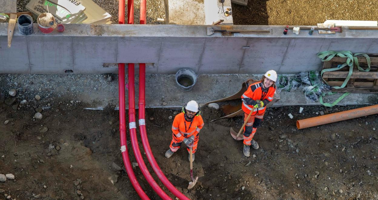 Arbeidere på anleggsplass sett ovenfra