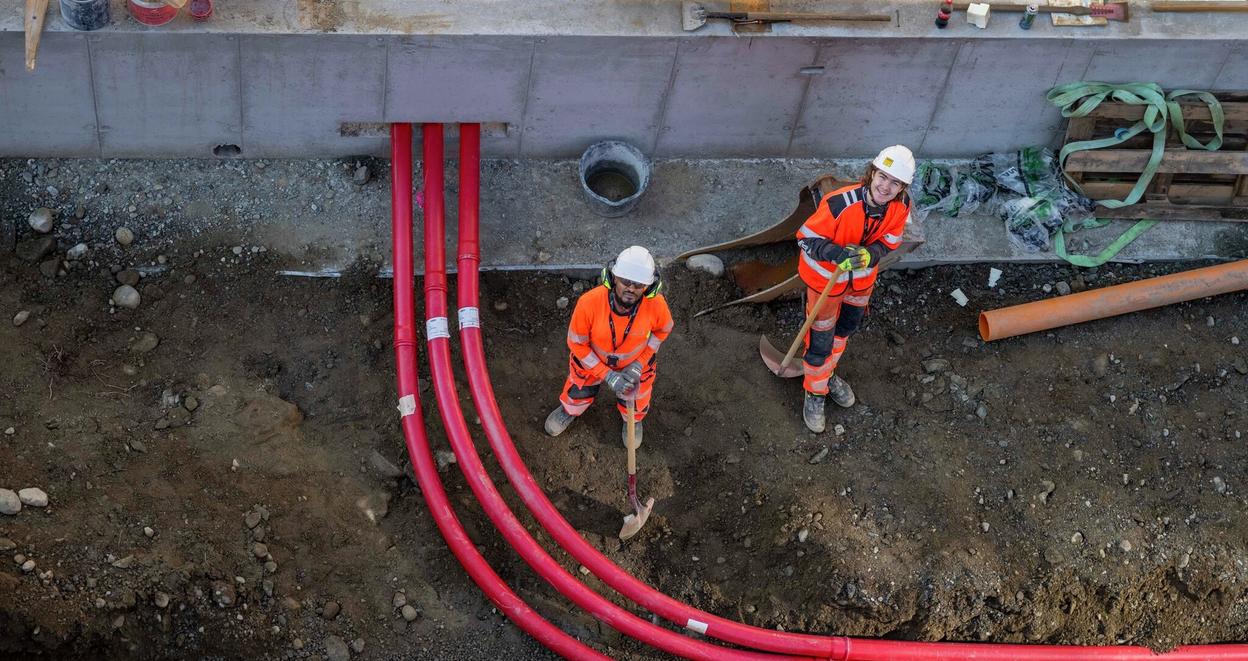 Arbeidere på anleggsplass sett ovenfra