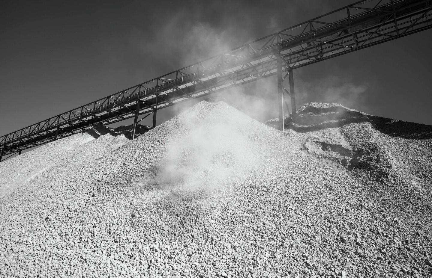 En stor haug med glasopor.