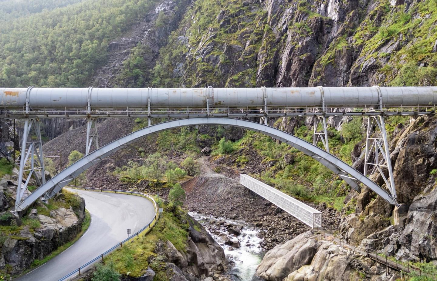 Vannrørkonstruksjon som strekker seg over vei.