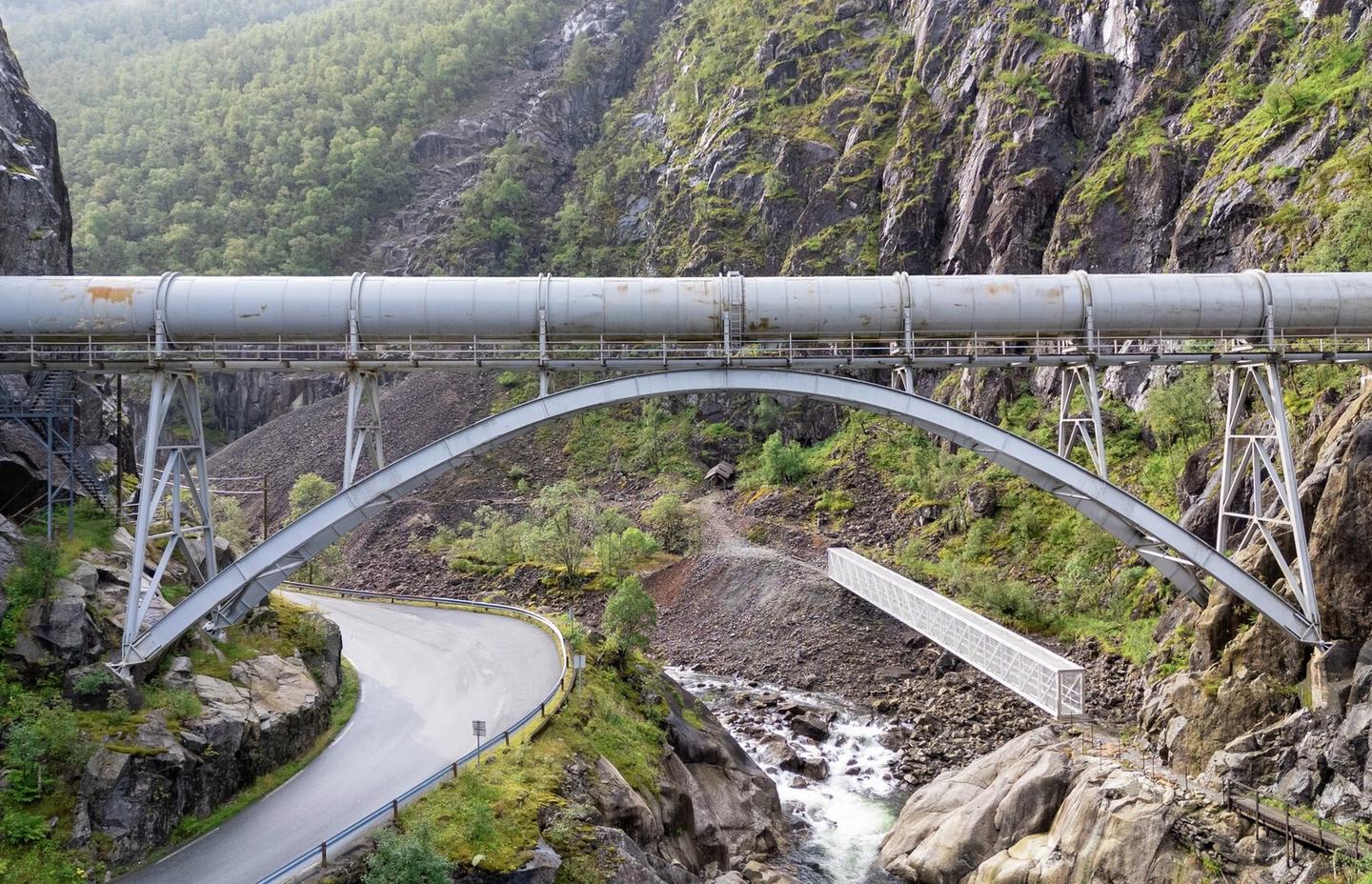 Vannrørkonstruksjon som strekker seg over vei.