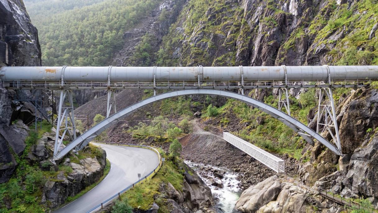 Et vannrør som strekker seg over veien.