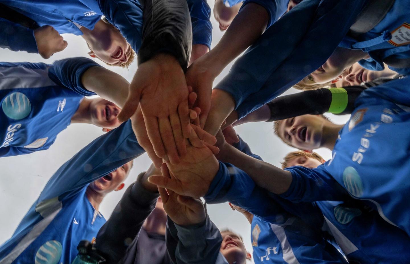 Fotballgutter feirer etter seier.