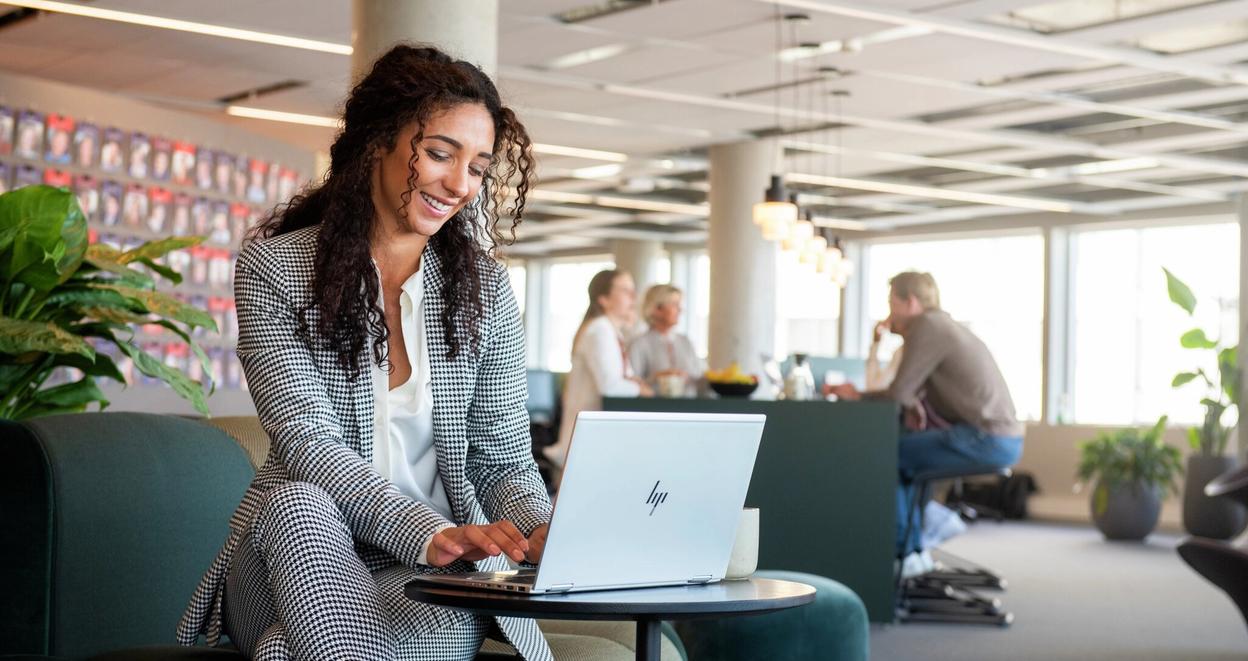 Kvinne i kontormiljø