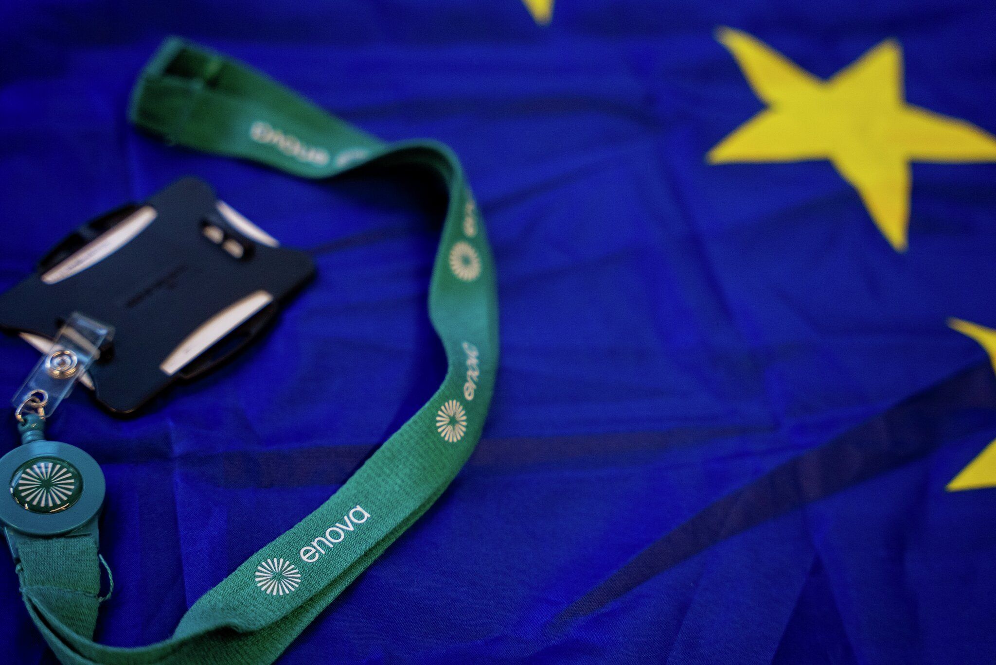 Enova-adgangskort ligger på et EU-flagg