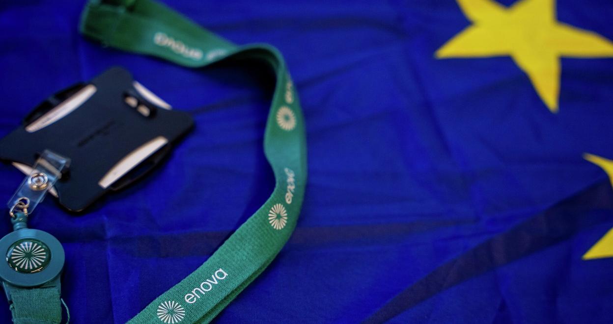 Enova-adgangskort ligger på et EU-flagg