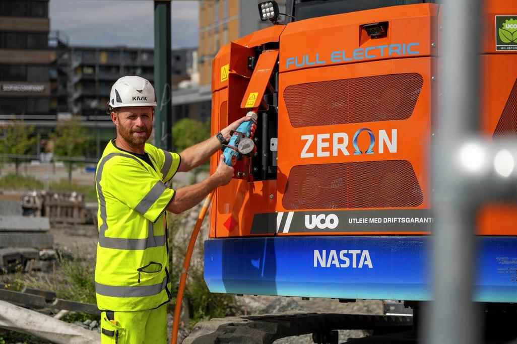 Bildet viser fører av elektrisk anleggsmaskin på byggeplass