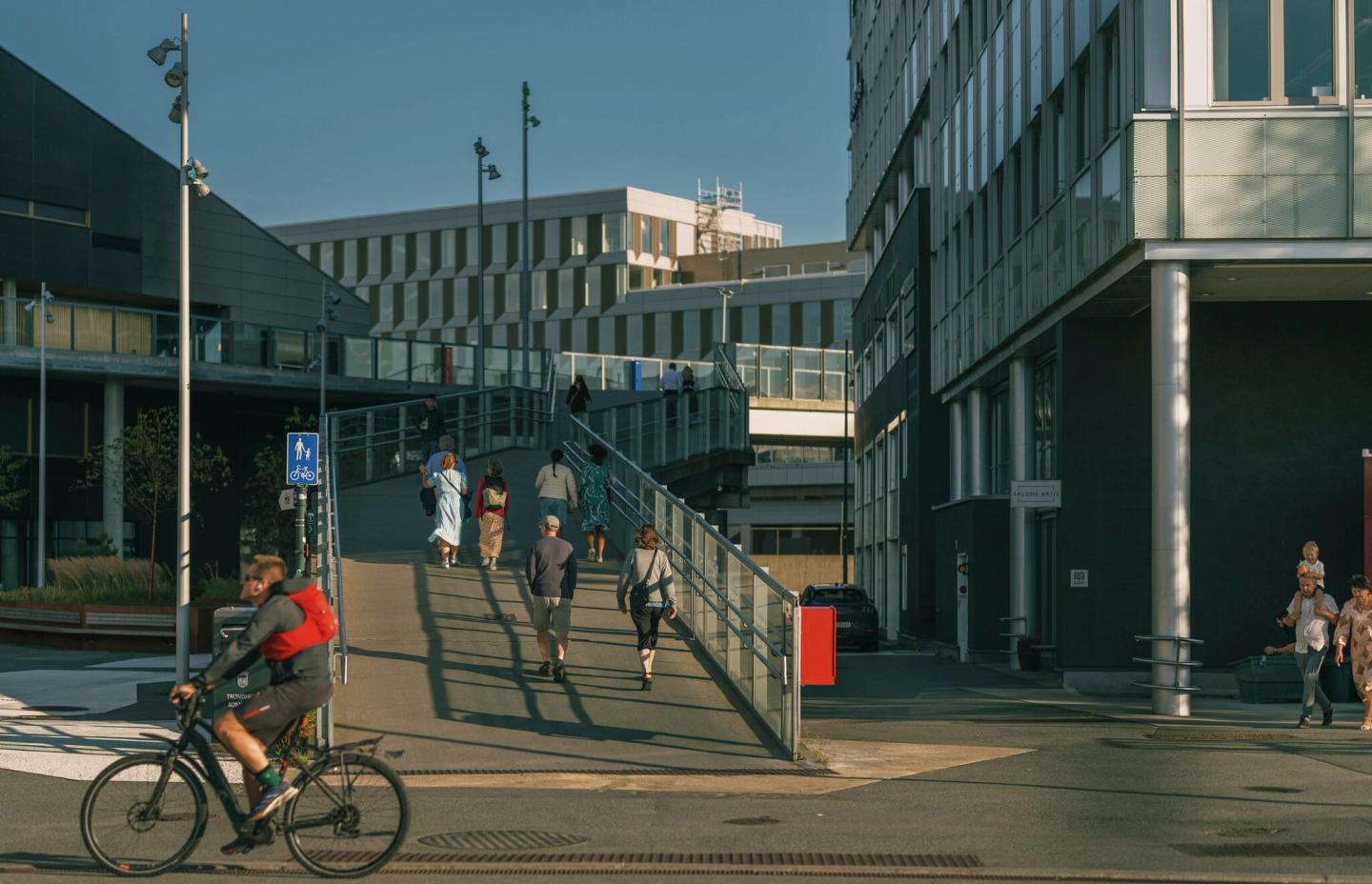 Mennesker på gangbru.