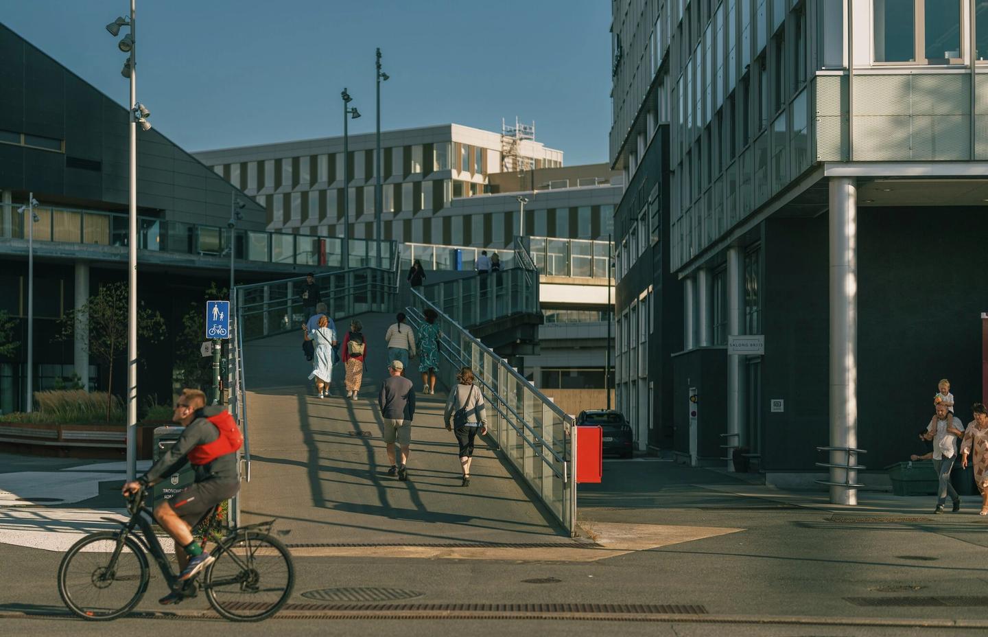 Mennesker på gangbru.