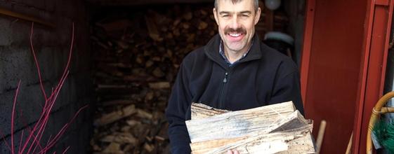 Vedkubber bæres fra vedskjulet