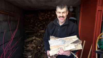 Vedkubber bæres fra vedskjulet