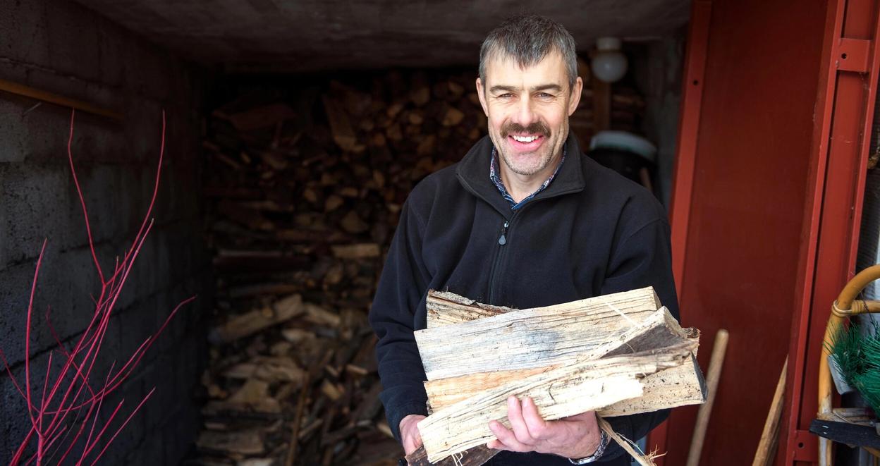 Vedkubber bæres fra vedskjulet