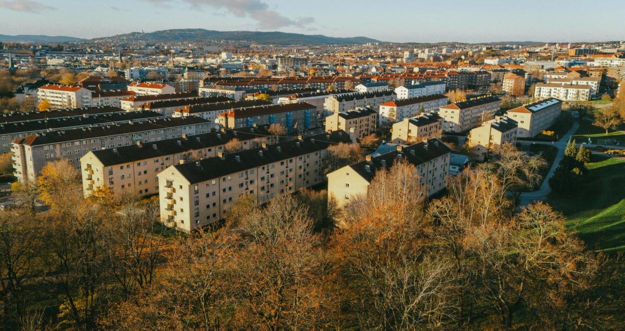 Barn leker utendørs i et borettslag