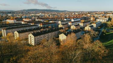 Barn leker utendørs i et borettslag