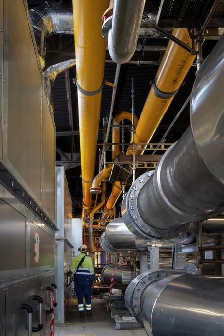 Store rør i et smelteverk.