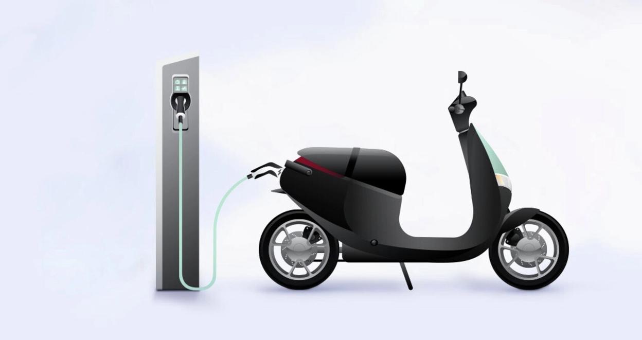 Illustrasjonsbilde av en elmoped som lader