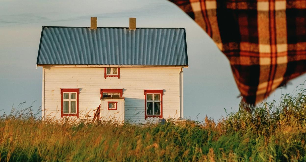 Et ensomt hus ved ei eng