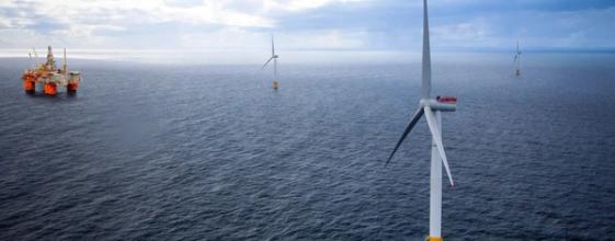 Illustrasjonsbilde av havvindmøller ved et oljefelt