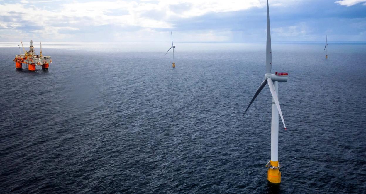 Illustrasjonsbilde av havvindmøller ved et oljefelt