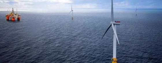 Illustrasjonsbilde av havvindmøller ved et oljefelt