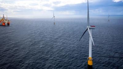 Illustrasjonsbilde av havvindmøller ved et oljefelt