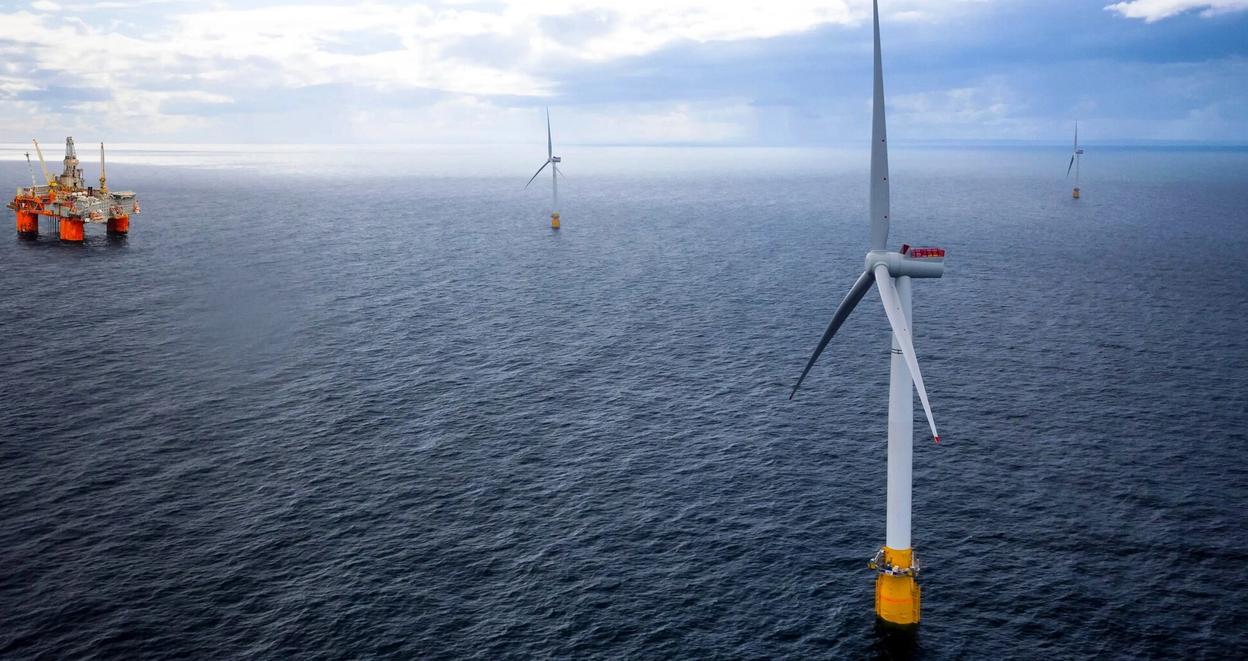 Illustrasjonsbilde av havvindmøller ved et oljefelt