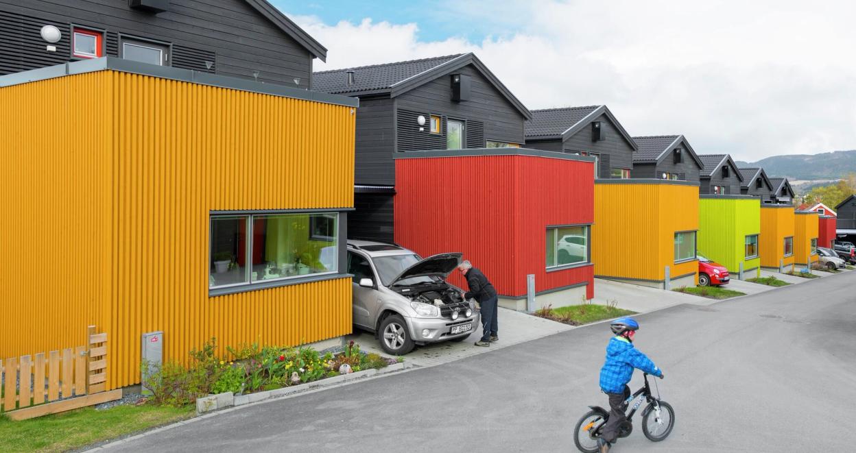 Rekkehus langs en gate