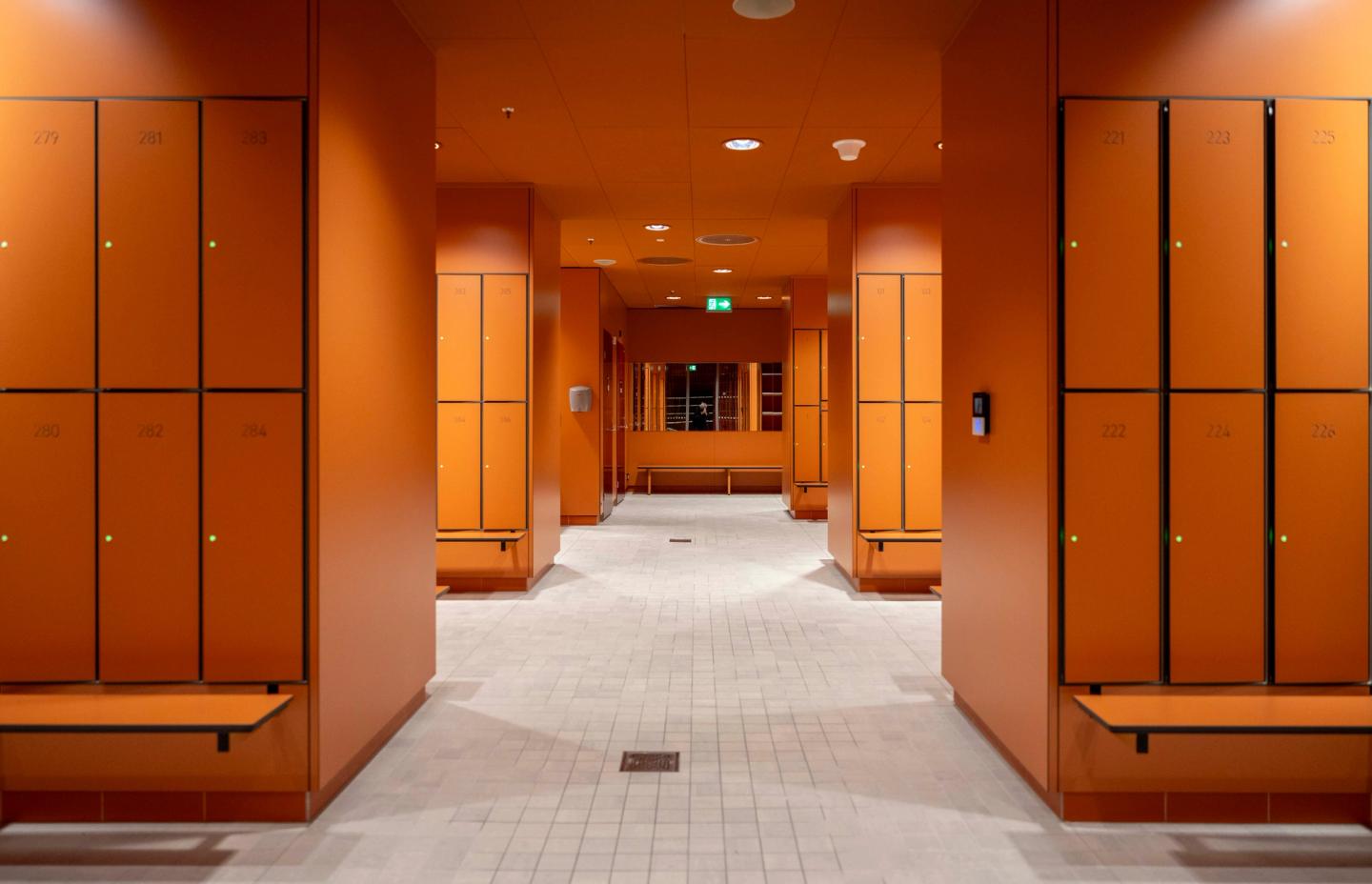 oransje garderober.