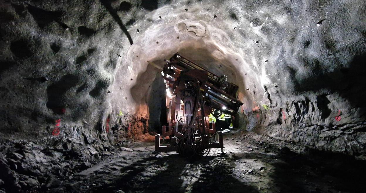 Arbeid i tunnel for å utvinne mineraler