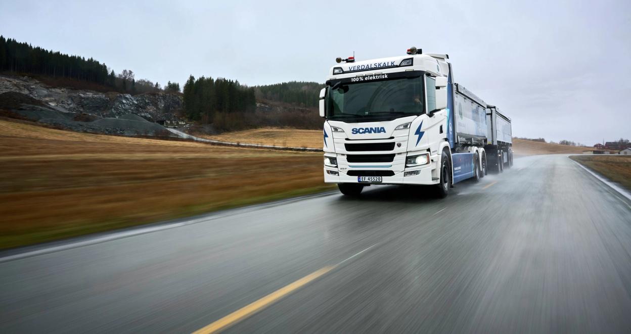 Lastebil ute med henger på norsk vei