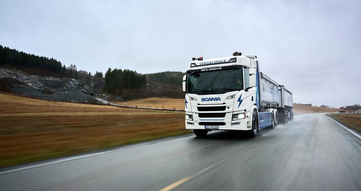 Lastebil ute med henger på norsk vei