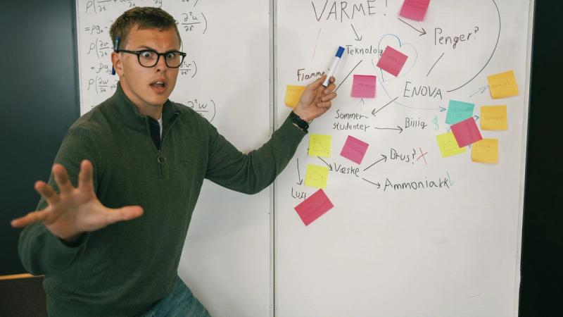 Ung mann foran tavle med flytskjema