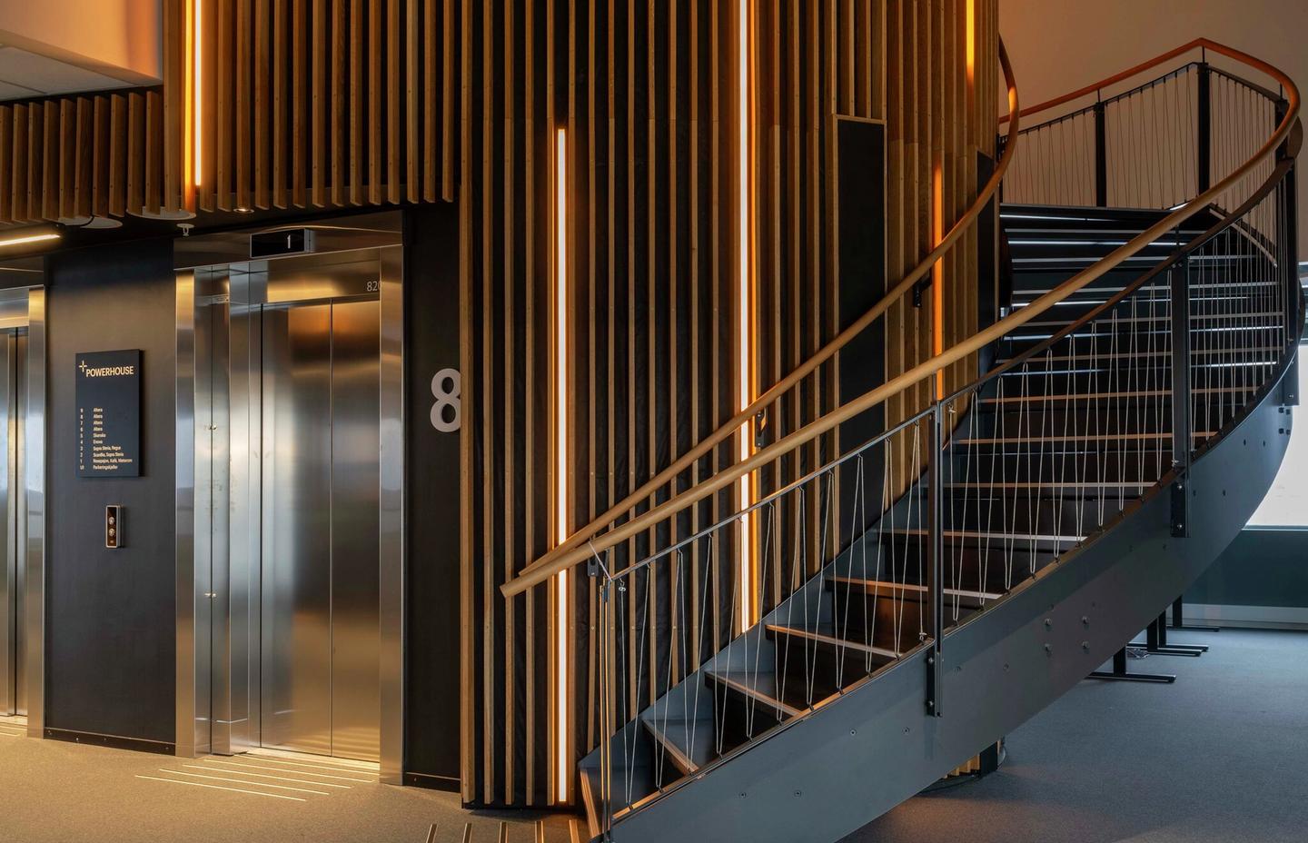 TREPANELER MED LYSKILDER. Trappa leder opp til 9. etasje i Powerhouse.