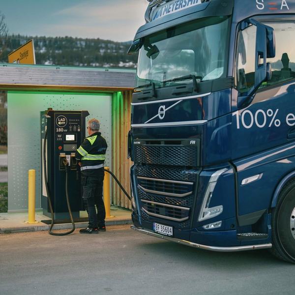 Lastebil som lader