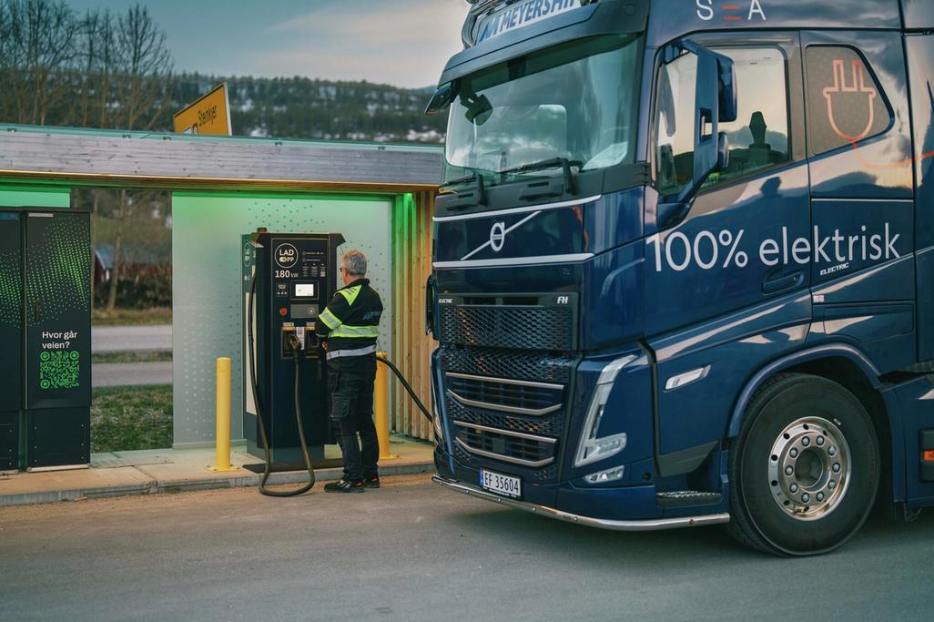 En kort ladestopp. Nå er det lading i Utskarpen som gjelder for sjåførene i Meyership.