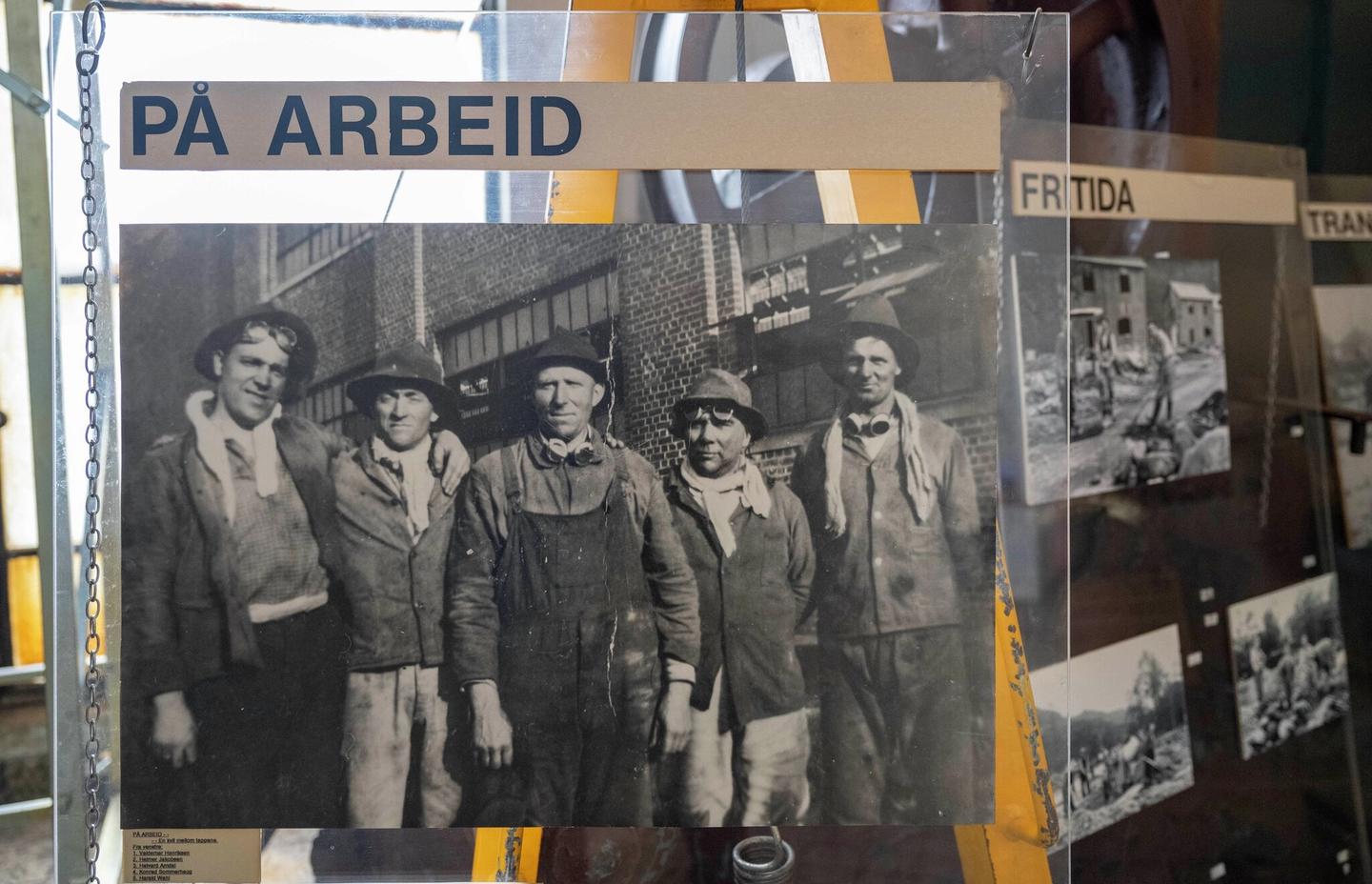 Arbeidere ved smelteverket.