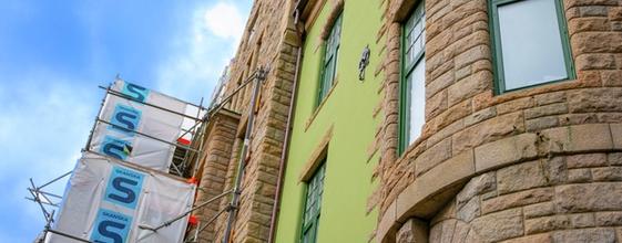 Byeksteriør med stillas