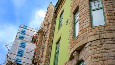 Byeksteriør med stillas