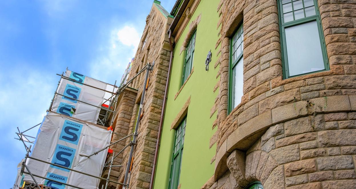 Byeksteriør med stillas