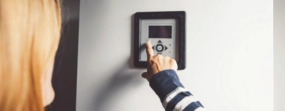 Boligeier justerer innstilling på smart varmtvannsbereder