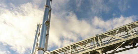 Overskyet fjellandskap ved Moldefjorden