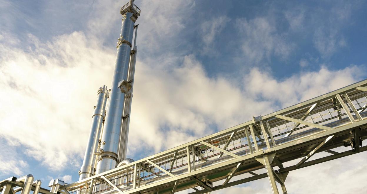 Overskyet fjellandskap ved Moldefjorden