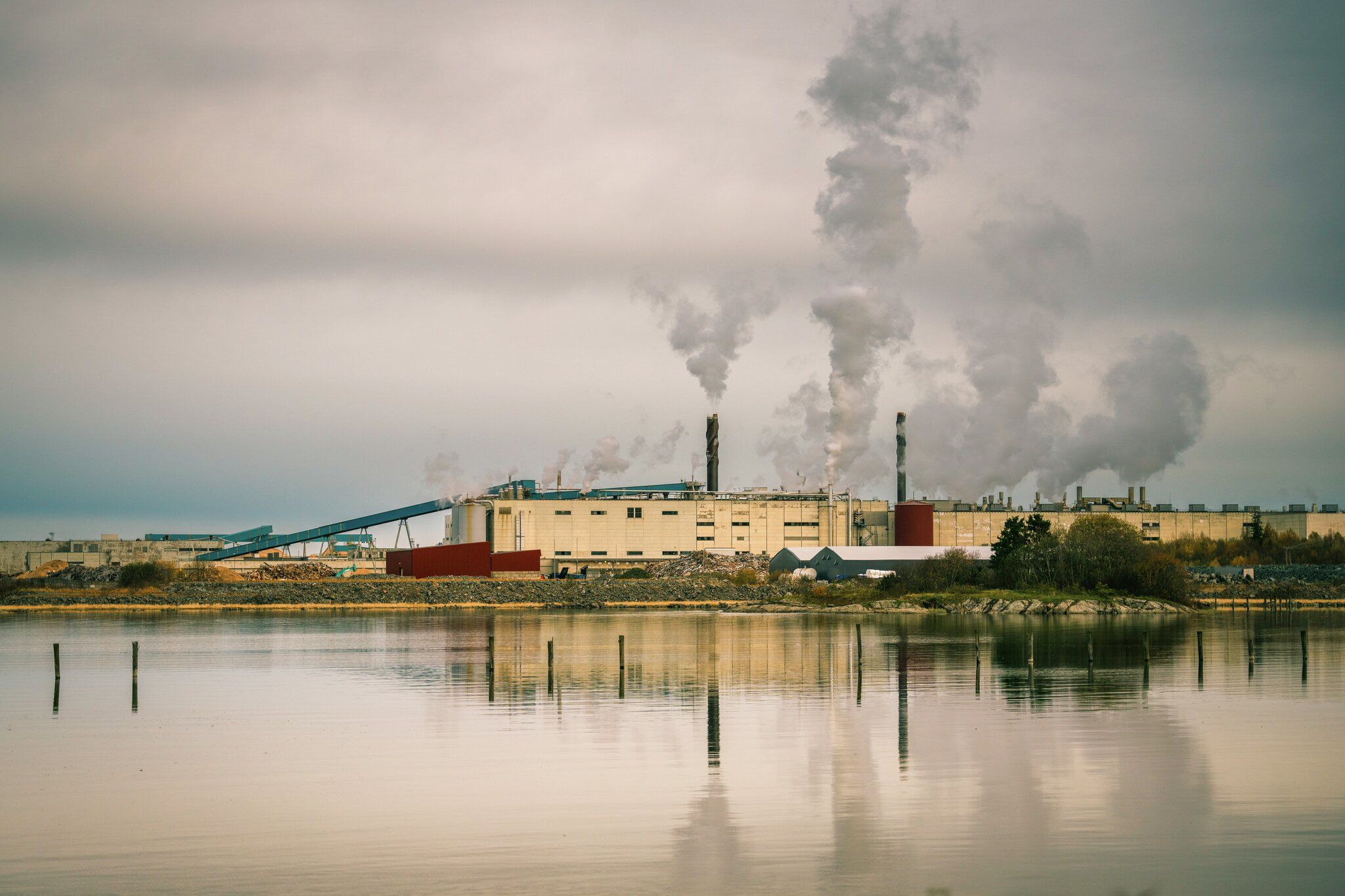 Et industriområde ved sjøen