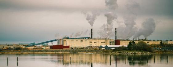 Et industriområde ved sjøen