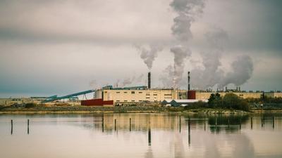 Et industriområde ved sjøen