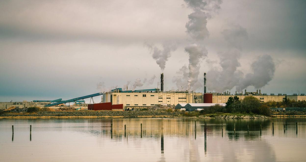 Et industriområde ved sjøen